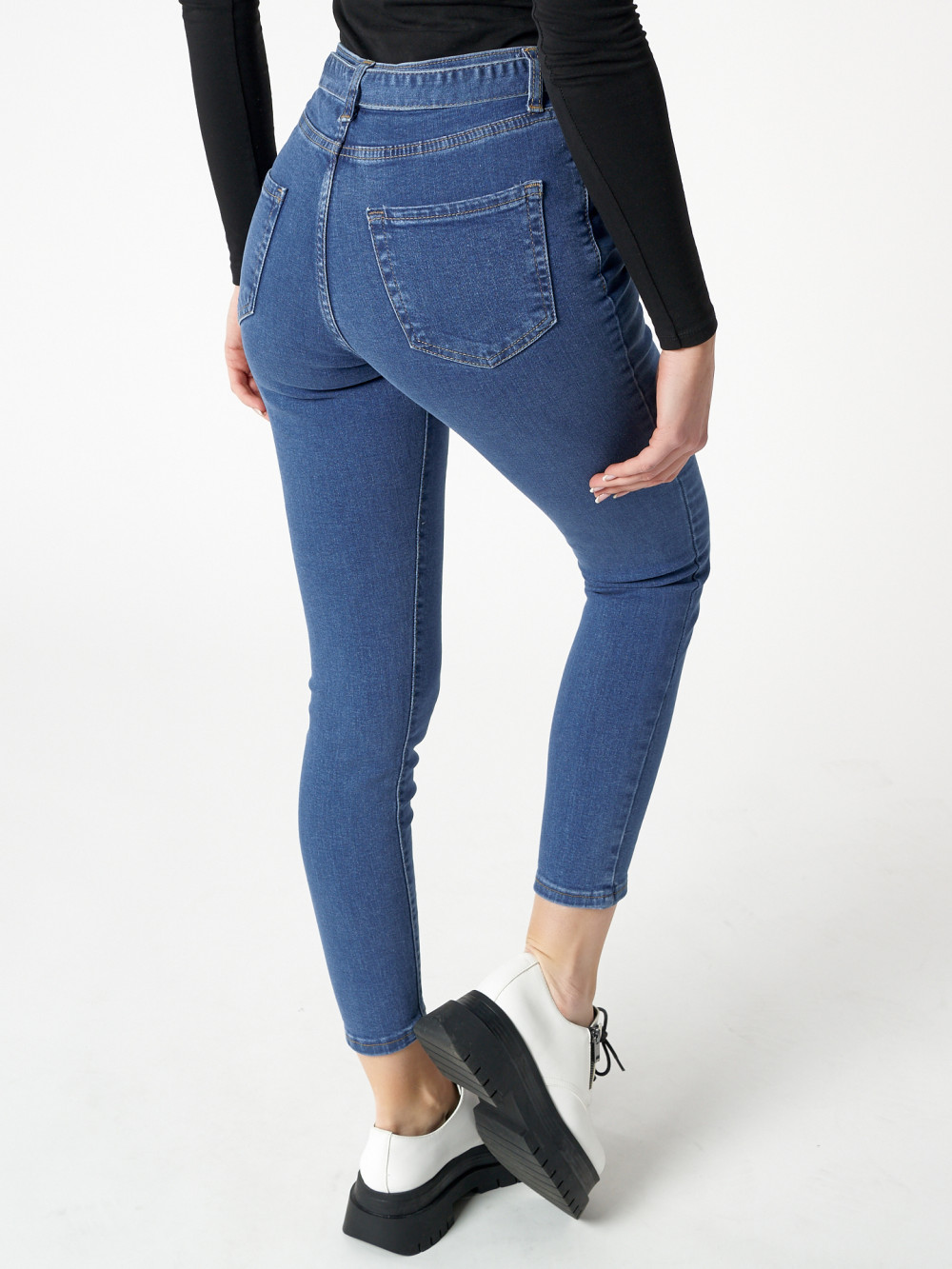 Джинсы зауженные к низу женские синего цвета 880S - Mtforce фото 9