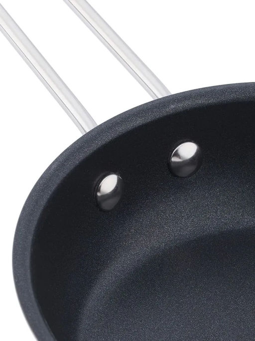 51795 WERNER Набор посуды CASINA из 4 пр. (ковш 14х7,5 см/1,2 л, кастрюля с крышкой 14х7,5 см/1,2 л, сковорода 16х4 см), с индукционным дном. Материал: нержавеющая сталь 18/10. Толщина стенок: 0,6 мм, толщина дна: 3,1 мм.