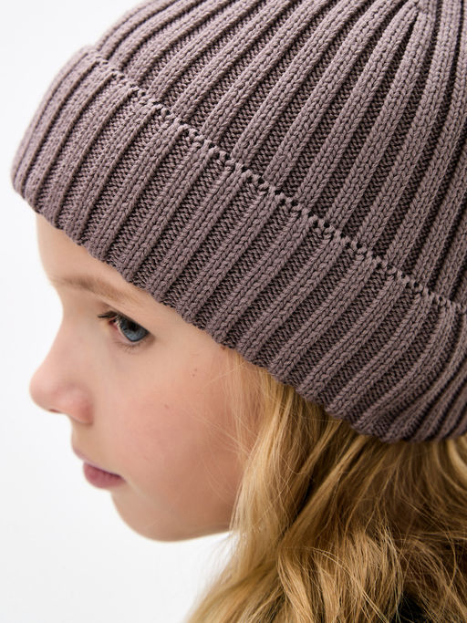 Кофейная вязаная шапка