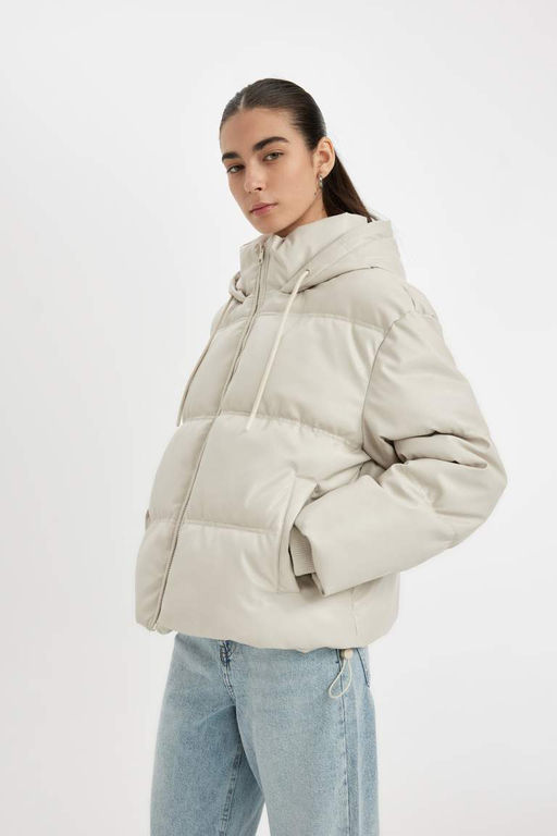 Водоотталкивающее пальто обычного кроя из искусственной кожи с капюшоном и флисовыми внутренними карманами на молнии - Defacto фото 4