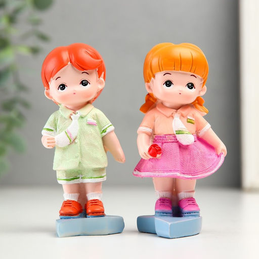 Фигурки набор полистоун Малыши с сумочками на сердце, 2 шт., 5?4.5?9; 5?4.8?9 см