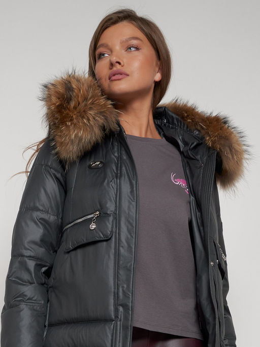 Куртка зимняя женская модная с мехом темно-серого цвета 132298TC - Visdeer фото 22
