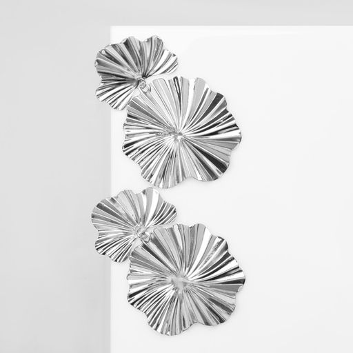 Цена за 2 шт. Серьги металл «Атмосфера» сжатые цветы, цвет серебро