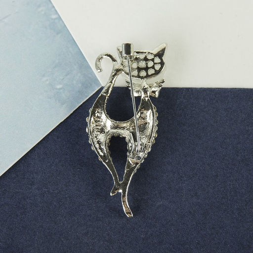 Брошь Кошка изящная с бантом, цвет белый в серебре - Queen fair фото 3