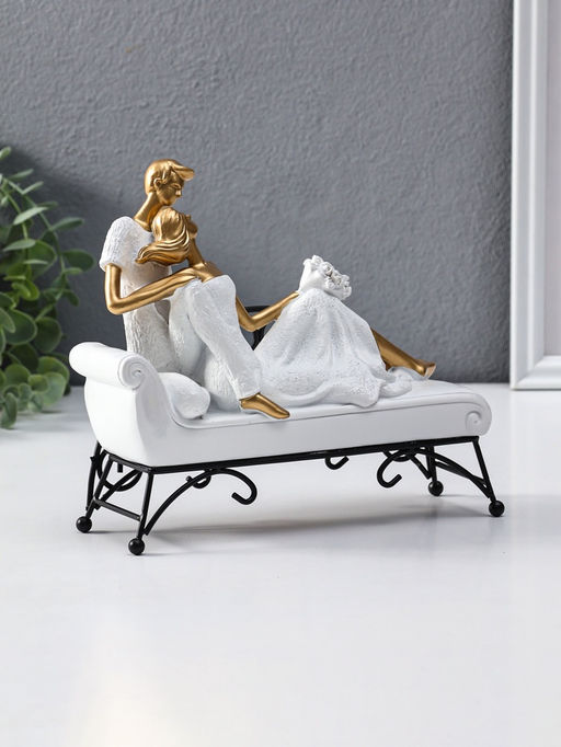 Сувенир полистоун "Парочка лежит на кушетке" бело-золотой 7х21,5х18,5 см