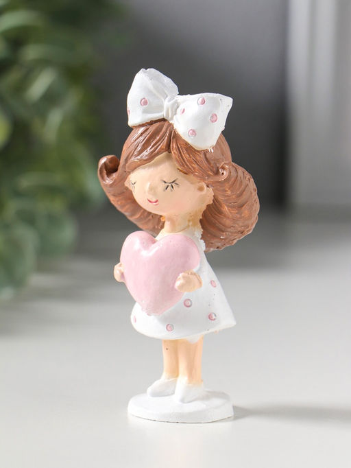 Фигурка полистоун «Девочка с большим бантом в волосах, держит сердце», 4.7×3×9 см