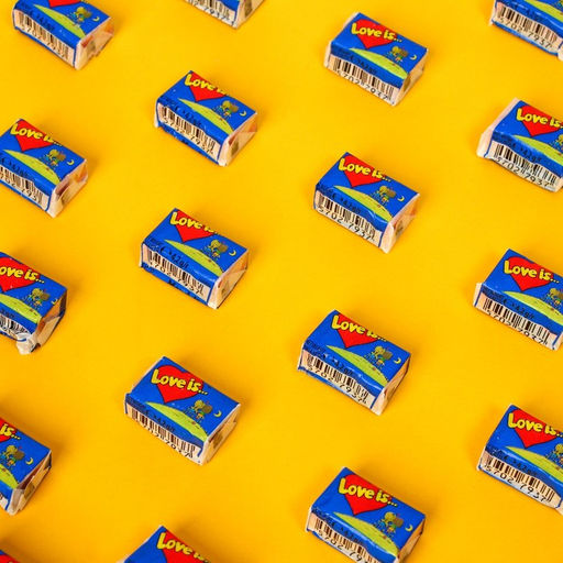 Жевательная резинка Love is, Банан клубника, 4.2 г, 20 шт.