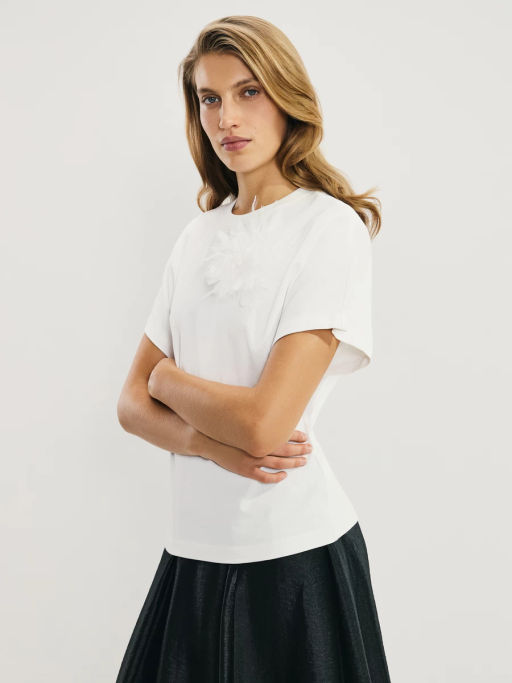 Футболка с брошью из перьев / Zarina