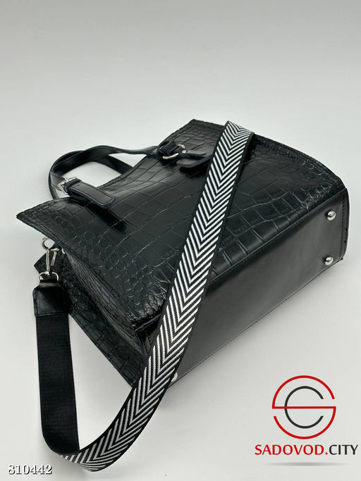 Сумка выполнена из кожи