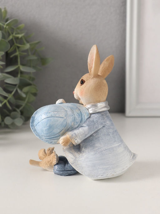 Фигурка полистоун Зайка в шляпке и дождевике: с птичкой, синий, 11?7?13 см