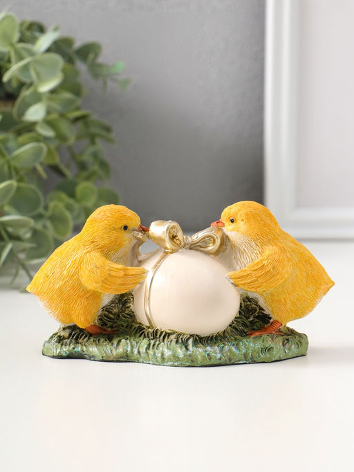 Фигурка полистоун Цыплята завязывают подарочный бант на яичке, 7 см