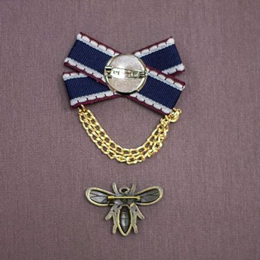 Брошь "Бант с белой пчелкой+цепочка"