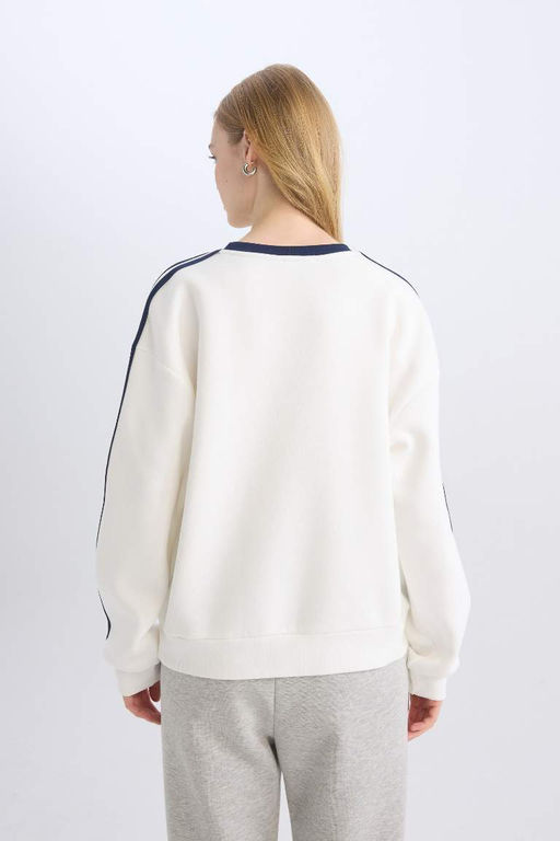 Женский белый крутой толстый свитшот оверсайз с широким кроем и круглым вырезом с принтом - Defacto фото 9