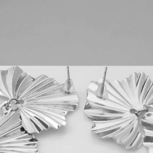 Цена за 2 шт. Серьги металл «Атмосфера» сжатые цветы, цвет серебро