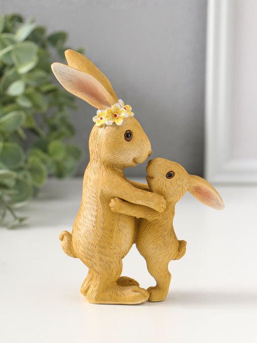 Фигурка полистоун Мама зайка в цветочном венке обнимает малыша, 15 см