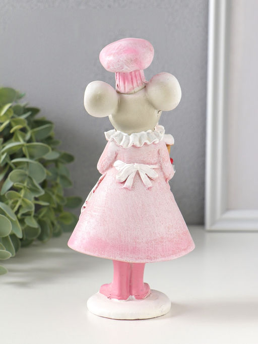 Сувенир полистоун "Мышка-кондитер в розовом платье и колпаке, с тортом" 8,5х6х17 см