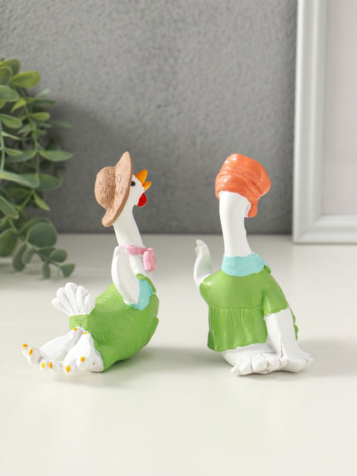 Набор фигурок полистоун «Гусь и гусыня в зелёных нарядах», 2 шт., 6×11×11.7 см