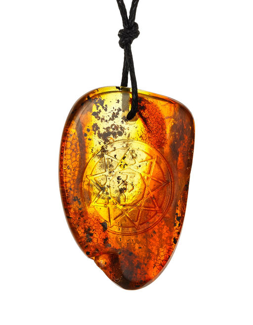 Подвеска-талисман из цельного янтаря с резьбой Чертог Тура