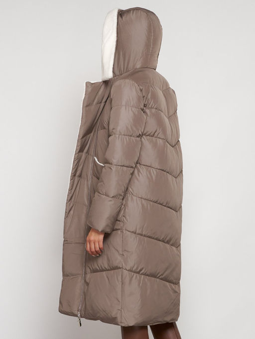Пальто утепленное с капюшоном зимнее женское коричневого цвета 132255K - Visdeer фото 31