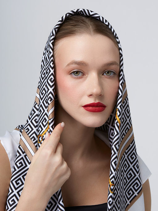 Большой, мягкий, тонкий и очень нежный платок с рисунком