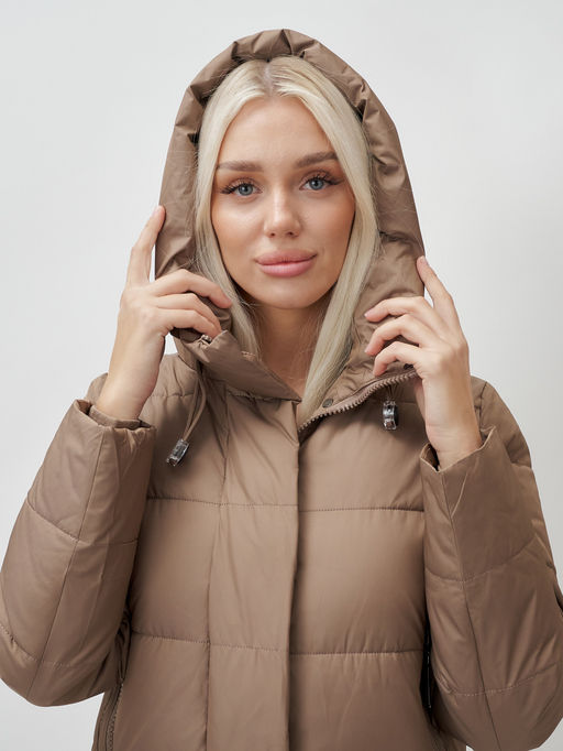 Пальто утепленное стеганное зимнее с капюшоном женское коричневого цвета 9606K