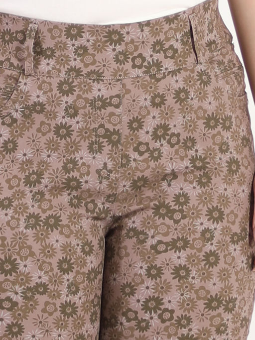 Брюки коричневые укороченные женские с цветочным принтом - Almond фото 3