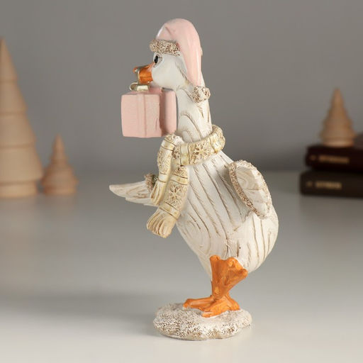 Фигурка полистоун «Гусь в шарфике и шапке с подарком», 10×9.5×16 см