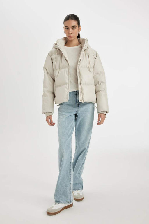 Водоотталкивающее пальто обычного кроя из искусственной кожи с капюшоном и флисовыми внутренними карманами на молнии - Defacto фото 2