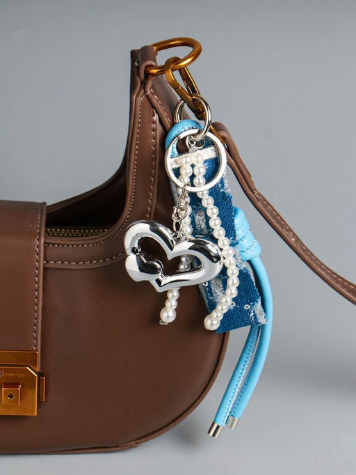 Брелок для ключей на карабине с джинсовым ремешком «Сердце и нить жемчуга», бусины d=0.5 см, на сумку, рюкзак, 18×4.8×2 см