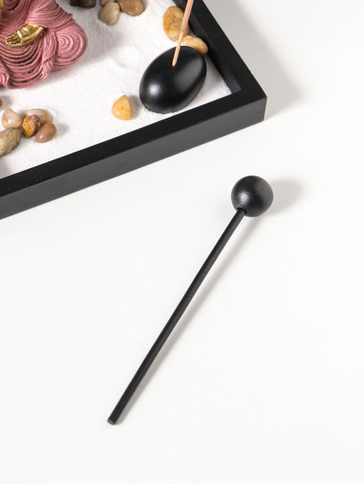 Японский сад камней настольный «Дзен. Будда в розовом у гонга», с подставкой для благовоний и набором аксессуаров, 13.2×15×16 см