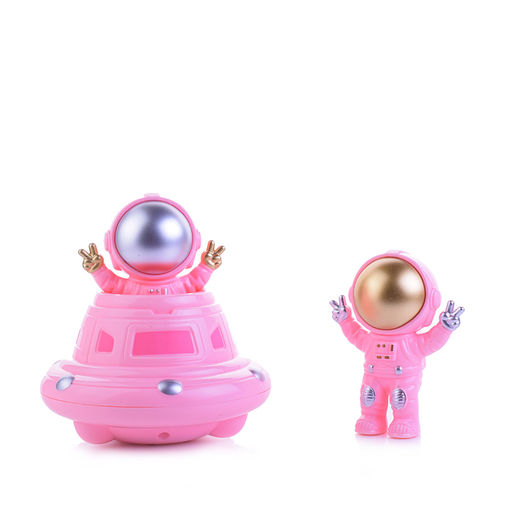 Космонавт в спускаемом на воду шаттле, в коробке