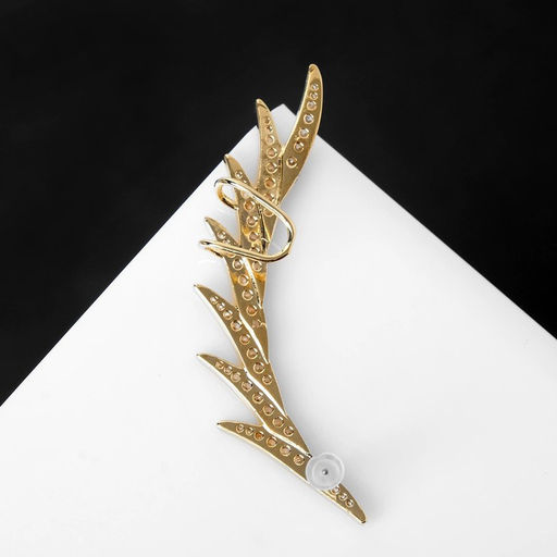 Серьга Кафф перо стразы, цвет белый в золоте - Queen fair фото 3