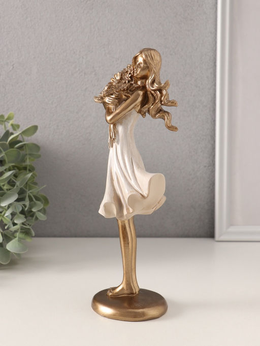 Фигурка полистоун «Девушка с охапкой подсолнухов», 9.5×7×23.5 см