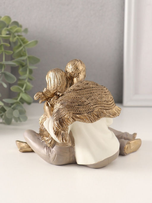 Фигурка полистоун «Молодые родители с малышом, в пледе», 15.5×10.5×11.5 см
