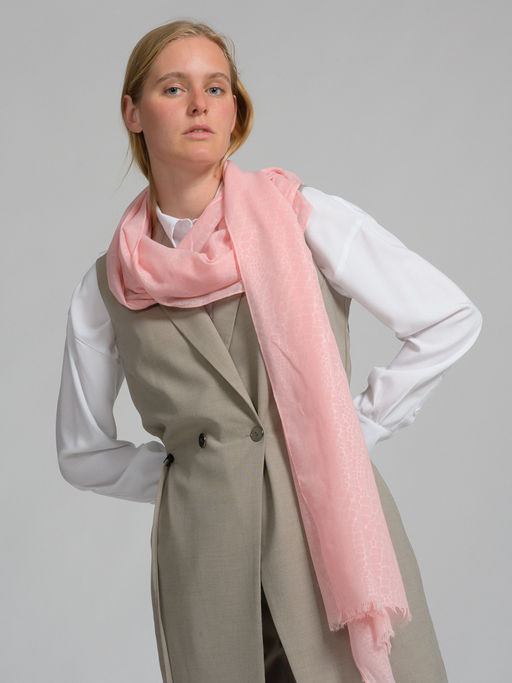 Большой, красивый палантин из ткани с тиснением в виде рисунка кожи рептилии - Tantino фото 4