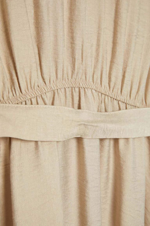 Льняное платье-миди с рубашечным воротником и поясом с короткими рукавами - Defacto фото 10