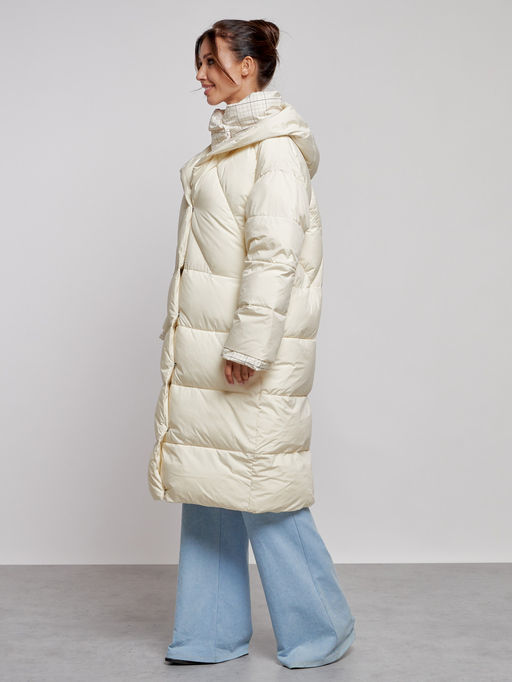 Пальто утепленное молодежное зимнее женское светло-бежевого цвета 52395SB - Holdluck фото 2