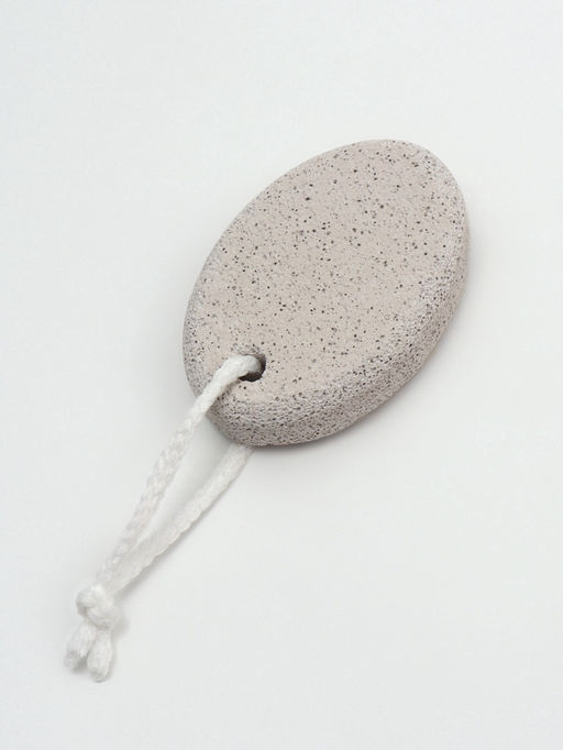 Цена за 2 шт. Пемза для педикюра, с подвесом, 7.2×5 см, в коробке, белая