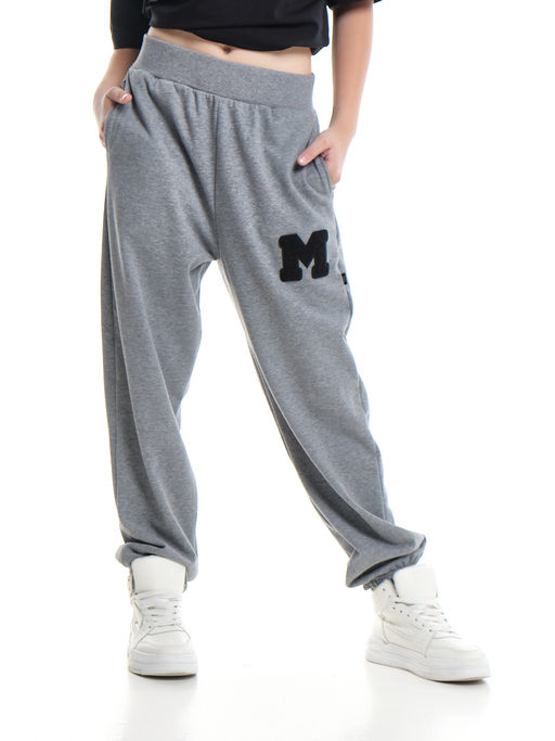 Брюки спортивные с эмблемой 22-7611 светло-серый меланж - Mini maxi фото 20