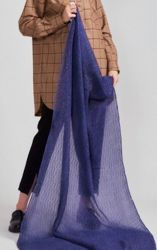 Большой,красивый палантин, выполненный из гофрированной ткани и украшенный тонкими нитями люрекса