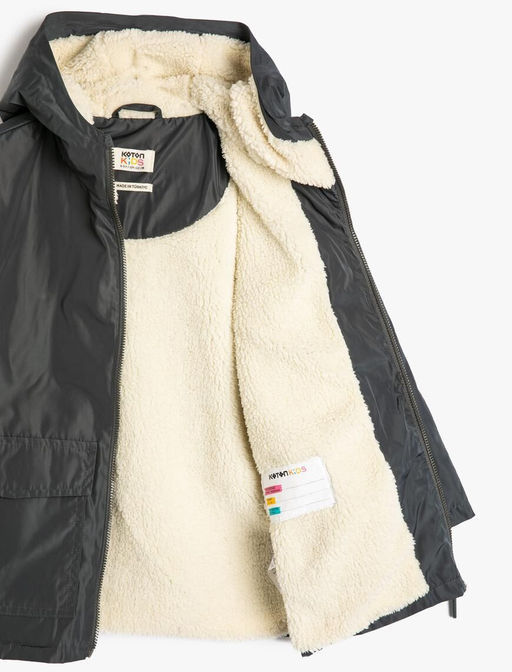 Пальто с капюшоном для мальчика на флисовой подкладке с карманом на молнии и детальным описанием