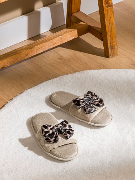 Fiyonk Fig?rl? Kad?n Pel?? Ev Terli?i