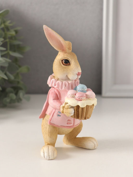 Фигурка полистоун «Заяц с кексом с макарунами, в розовом», 8×7×13.5 см