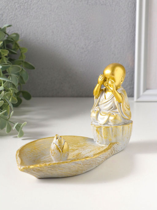 Подставка под благовония полистоун "Маленький послушник и лист" беж с патиной 18х10х10,5 см    10964