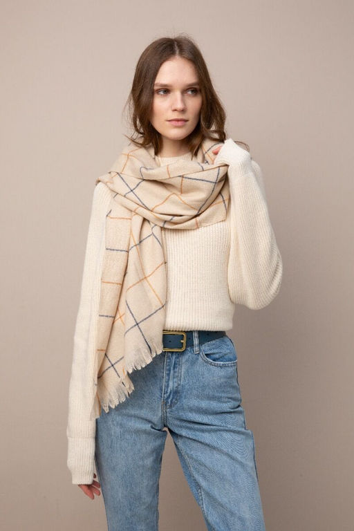 Палантин в клетку бежевого цвета с бахромой - Модные истории фото 4