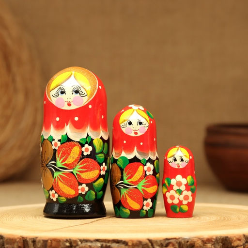 Матрёшка дерево «Земляничка», красный платок, 3 кукольная, 10-12 см
