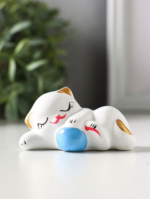 Фигура "Котик с мячом лёжа" 7 см, белый