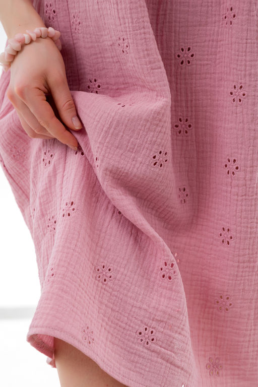 Летнее платье с вышивкой пудровое