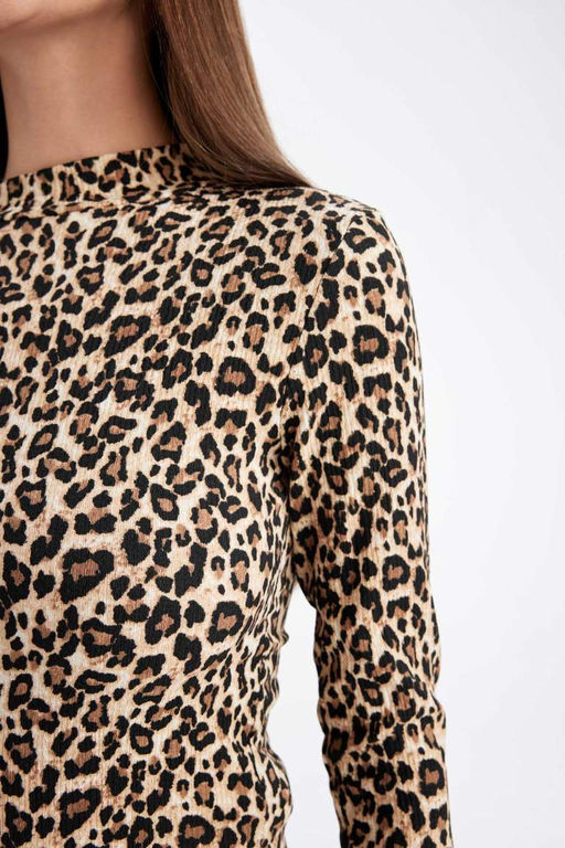 Женская приталенная футболка с длинными рукавами и полуводолазкой с леопардовым принтом - Defacto фото 5