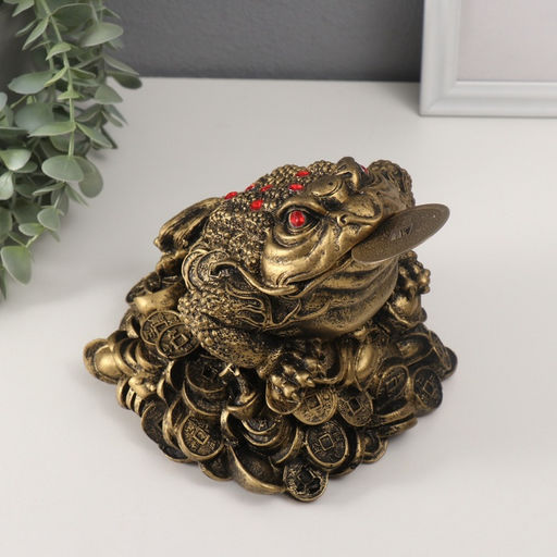 Нэцкэ фигурка «Денежная жаба с монетой на горе монет», полистоун, под бронзу, 16.2×19×16.5 см